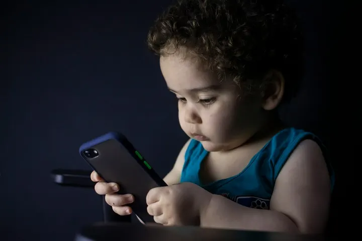 Come proteggere i figli da messaggi e contenuti effimeri sui social media