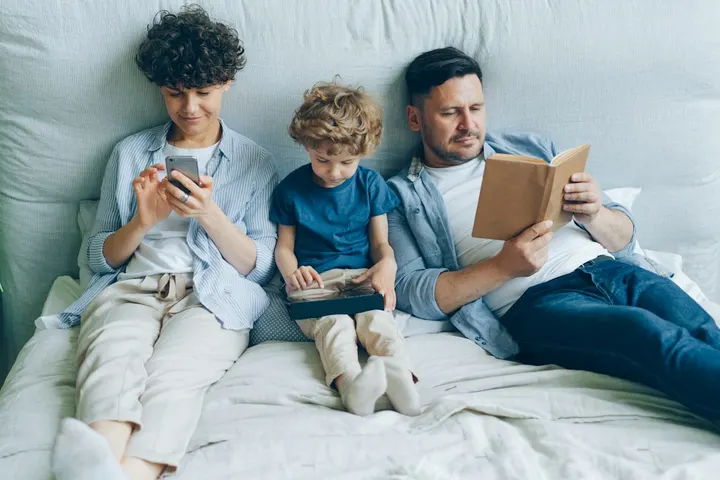 Family Tech Agreements: Setting Boundaries for Digital Devices