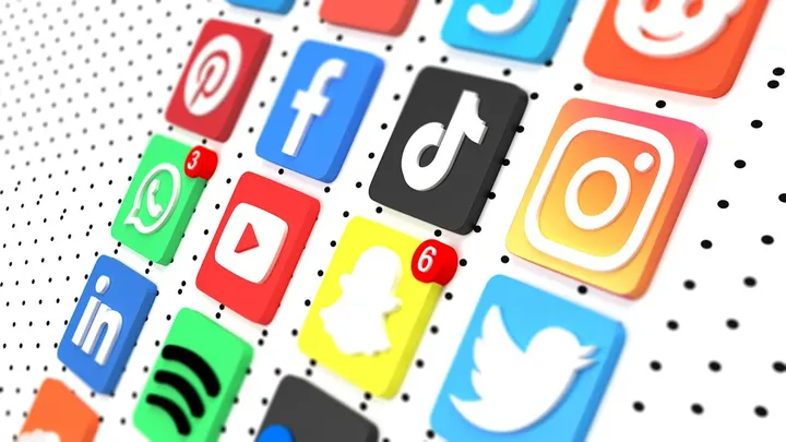 Algoritmi e Social Media: Come Guidare i Ragazzi nell'Era Digitale