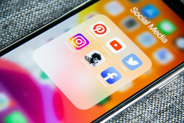 Gestire l'uso dei social media in età pre-adolescenziale: una guida pratica per genitori italiani