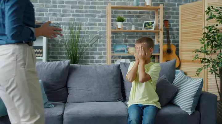 Mio figlio picchia gli altri? La Guida Definitiva per i genitori