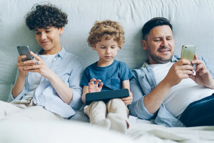 Mio figlio sempre al tablet: 5 regole che funzionano subito per ritrovare l'equilibrio digitale in famiglia