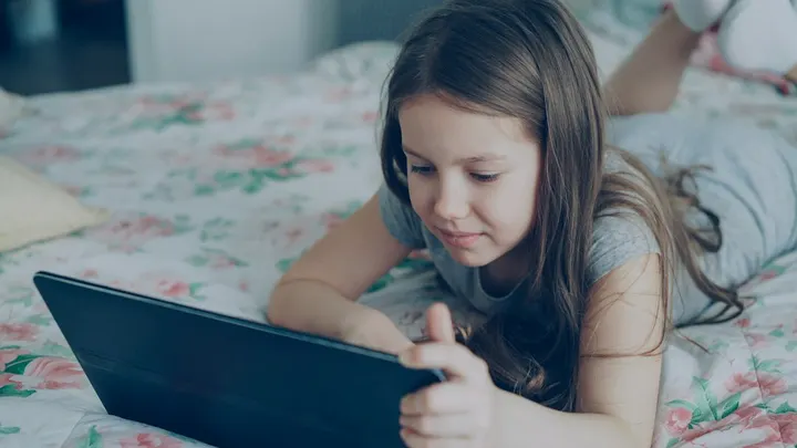 Prevenire l'esposizione dei figli a fake news e disinformazione online